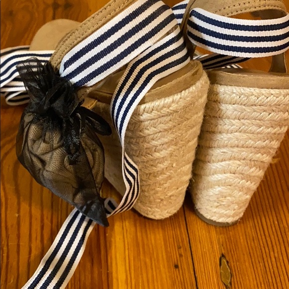 Neutral Wedges with tags! - Picture 2 of 3